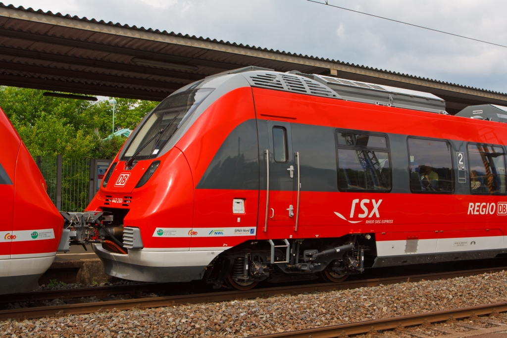Datail, zwei gekuppelter  Hamster  (4-teilige Talent 2) 442 257 und 442 260 am 12.06.2012 als RE 9 (rsx - Rhein-Sieg-Express) Siegen - Kln - Aachen im Bahnhof Betzdorf (Sieg).