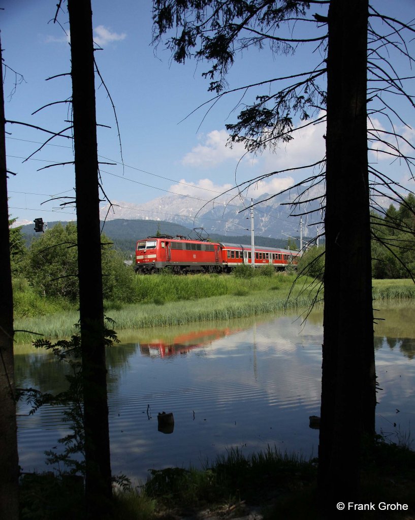 DB 111 003-0 vor RB 5413 Mnchen - Innsbruck, Mittenwaldbahn / Karwendelbahn KBS 960 Mnchen - Mittenwald - Innsbruck, fotografiert bei Seefeld in Tirol am 02.06.2010 