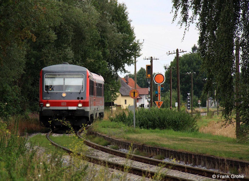 DB 928 + 628 567 als RB 59722 Neufahrn - Bogen, Gubodenbahn KBS 931 Neufahrn - Bogen, fotografiert bei Einfahrt in den Hp. Mallersdorf am 11.08.2012 