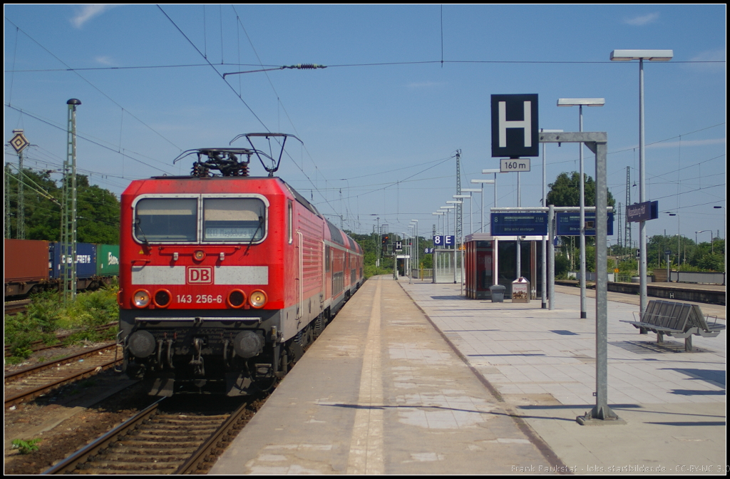 DB Regio 143 256-6 mit dem RE13 Magdeburg Hbf am 16.07.2013 in den Endbahnhof zum Kopfmachen
<br><br>
- Update: ++ 10.2018 bei Fa. Bender, Opladen