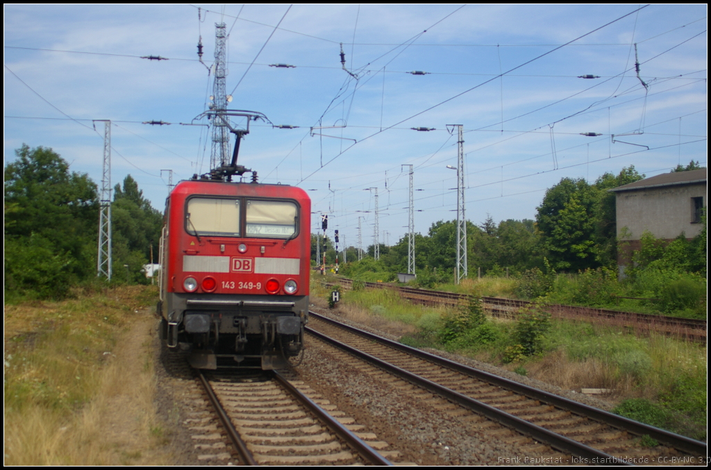 DB Regio 143 349-9 schiebt die RB42 nach Dessau Hbf am 16.07.2013 durch Biederitz
<br><br>
- Update: ++ 11.2018 bei Fa. Bender, Opladen