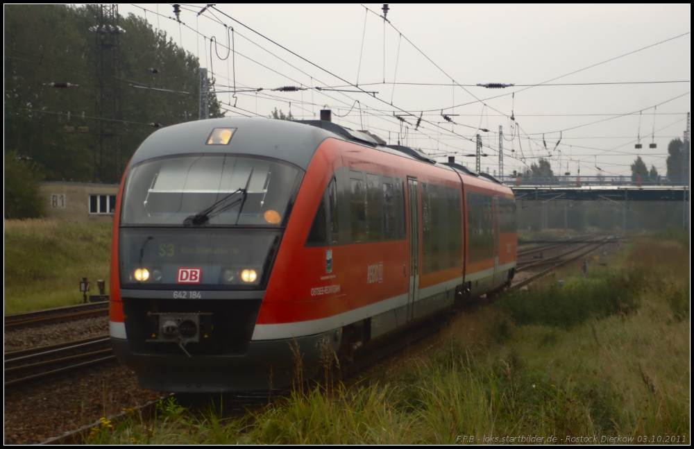 DB Regio 642 184 der Ostsee-Recknitz-Bahn kurz vor dem Halt in Dierkow (gesehen 03.10.2011 in Rostock Dierkow).