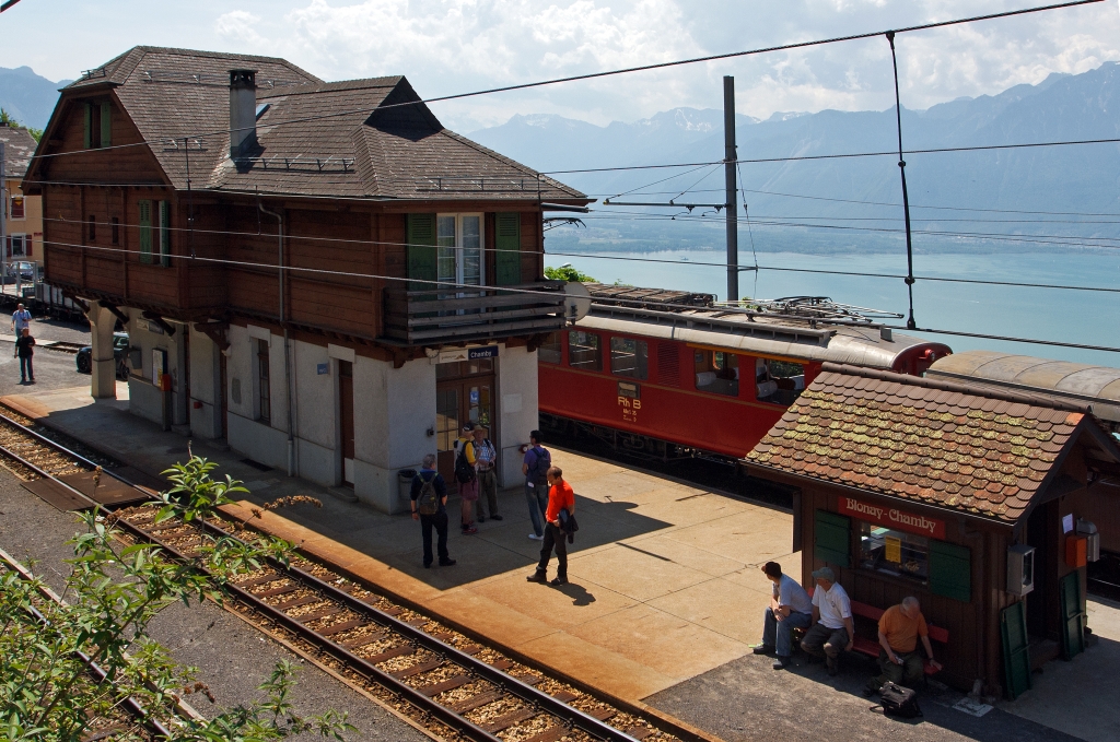 Der Bahnhof Chamby am 27.05.2012, vorne die Gleise der MOB (Montreux–Berner Oberland-Bahn) und hinten das Gleis der Museumsbahn Blonay–Chamby. Ganz links zwei hellertal.startbilder Fotografen, darum habe ich diesen erhhten Standpunkt gewhlt:-)