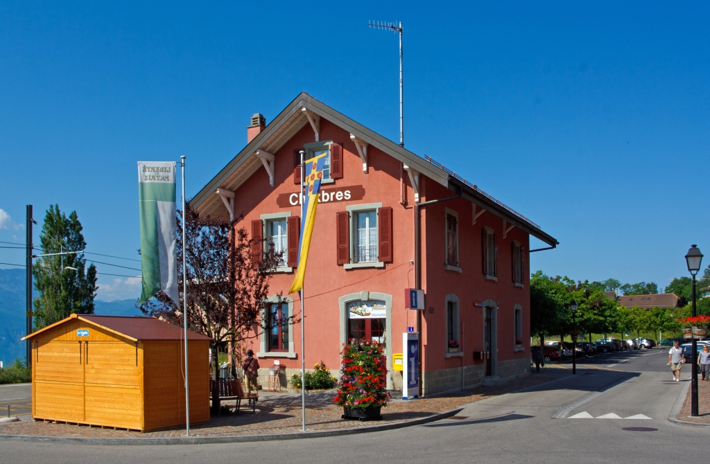 Der Bahnhof Chexbres-Village an der Bahnstrecke des  Train des Vignes  (S31) Puidoux-Vevey) am 28.05.2012. Chexbres liegt auf 565 m . M., im Lavaux, an aussichtsreicher Lage rund 200 m ber dem Seespiegel des Genfersees.
