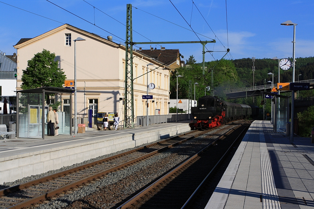 Der Bahnhof Kirchen/Sieg am 08.05.2011, einfahrend Tender voraus 52 8134-4 mit Sonderzug Siegen - Au/Sieg.