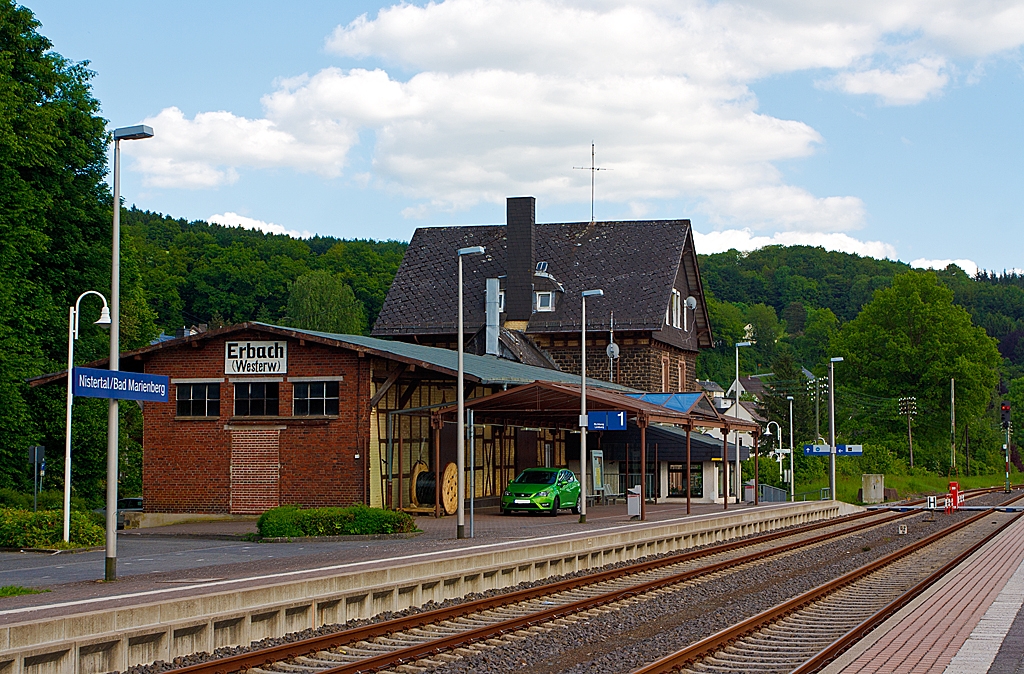 Der Bahnhof Nistertal / Bad Marienberg, alter Name Erbach/Westerwald (Erbach ist heute ein Stadtteil von Nistertal) hier am 04.06.2013. 

Das Gebude ist heute wohl noch im Besitz der DB, teilweise kann man Rume anmieten.