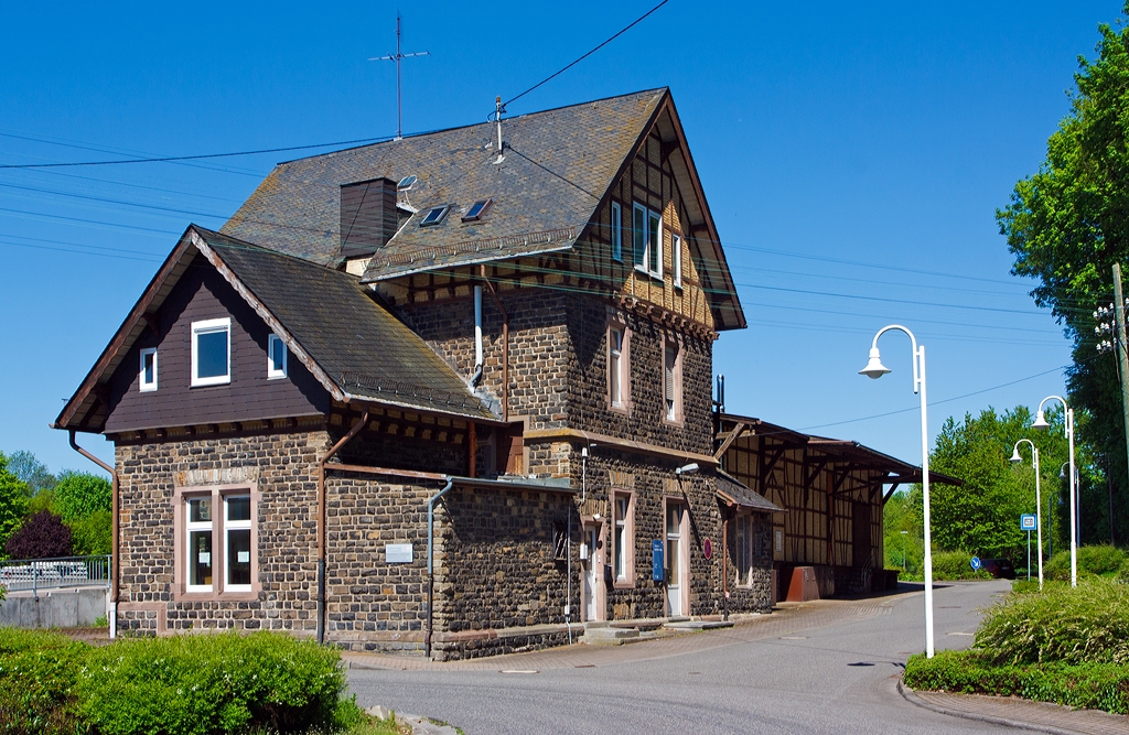 Der Bahnhof Nistertal / Bad Marienberg, alter Name Erbach/Westerwald (Erbach ist heute ein Stadtteil von Nistertal) hier am 19.05.2013 von der Straenseite aufgenommen.

Das Gebude ist heute wohl noch im Besitz der DB, teilweise kann man Rume anmieten.