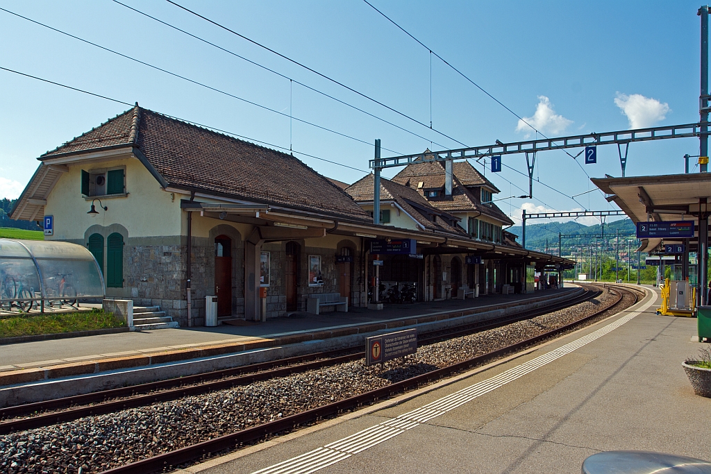 
Der Bahnhof Palzieux am 28.05.2012, der Blick vom Gleis 2 auf das Empfangsgebude.