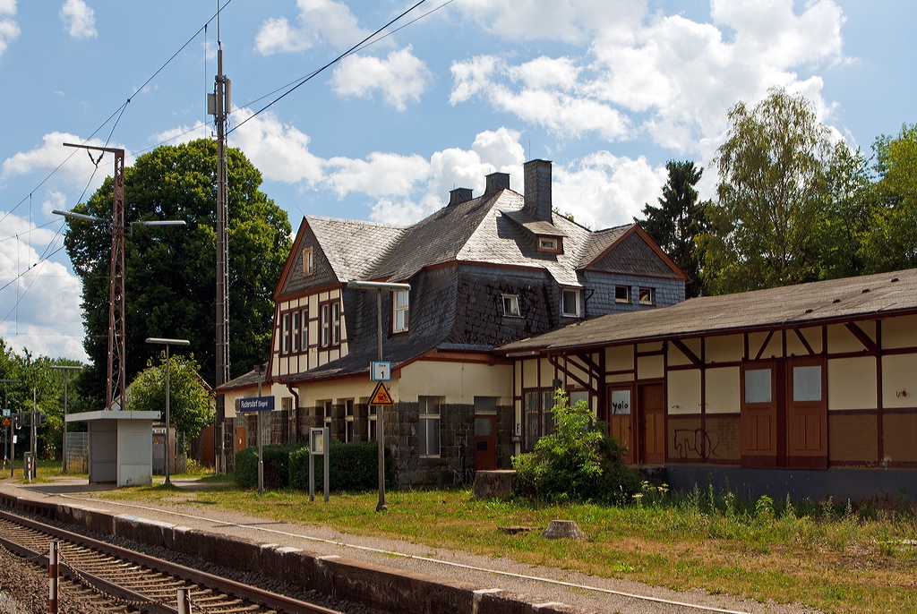 Der Bahnhof Rudersdorf (Kr. Siegen) an der KBS 445 (Dillstrecke), hier am 10.08.2013 von der Bahnsteigseite.