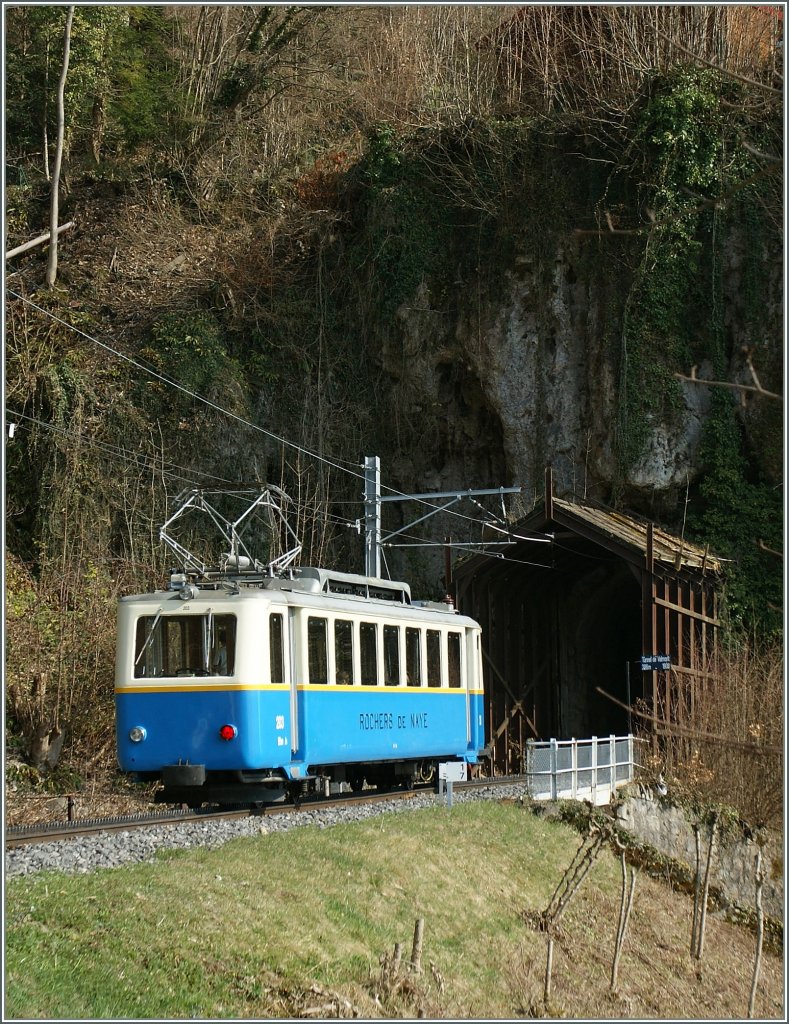Der Beh 2/4 203 fhrt als Regionalzug 3393 Richtung Caux. 
Bei Toveyre, den 26. Mrz 2012.