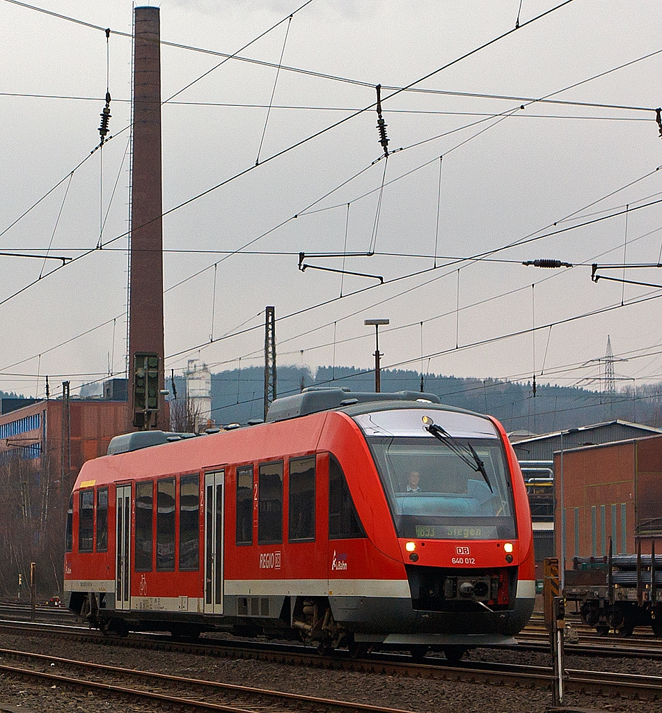 Der Dieseltriebwagen 640 012 (ein Alstom Coradia LINT 27) der 3-Lnder-Bahn als RB 93 (Rothaarbahn) Bad Berleburg - Kreuztal - Siegen Hbf, hat am 03.03.2013 den Bf Siegen-Geisweid verlassen und fhrt nun weiter in Richtung Siegen Hbf.

Der LINT (Leichter Innovativer Nahverkehrstriebwagen) war eine Entwicklung von Linke-Hofmann-Busch (LHB) in Salzgitter. Diese wurde 1994/1995 vom franzsischen GEC-Alstom-Konzern bernommen, wo der LINT innerhalb der CORADIA-Familie vermarktet wird, wobei sie immer noch in Salzgitter gebaut werden.

Dieser einteilige VT wird von einem MTU 6R183TD13H Dieselmotor mit 315 kW (428 PS) Leistung ber Kardanwelle und Achsgetriebe angetrieben.

brigens die Typenbezeichnung 27 stammt von der gerundeten Lnge von 27,21 m.

Weitere Technische Daten:
Achsfolge:  B’2’
Eigengewicht: 41 t
Lnge ber Kupplung: 27.210 mm
Hchstgeschwindigkeit: 120 km/h