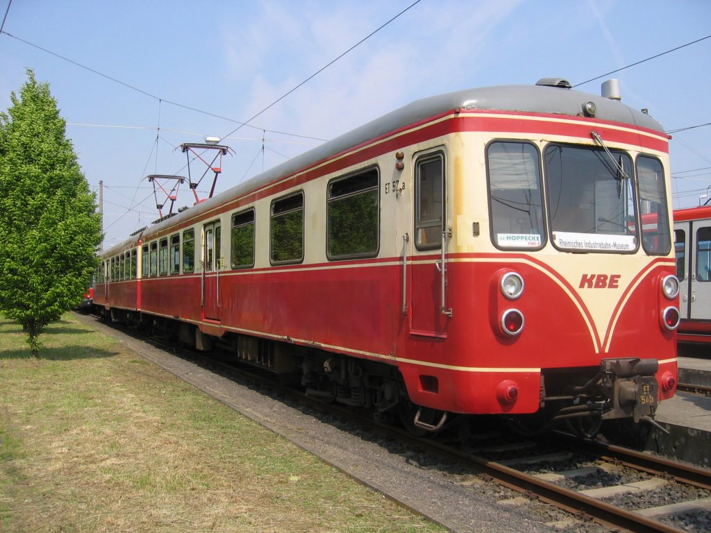 Der ET 57 der Kln-Bonner Eisenbahn (KBE) wurde 1956 bei der Westwaggon AG in Kln-Deutz gebaut. 
Der Betrieb der KBE wies einige Besonderheiten auf. Die Fahrzeuge muten sowohl auf den mit 1200 Volt Gleichspannung elektrifizierten Hauptstrecken verkehren, als auch im Stadtgebiet von Kln die mit nur 800 Volt elektrifizierten Gleise der Straenbahn auf den im Straenplanum verlegten Rillenschienen mitbenutzen. Sie muten sowohl nach der Eisenbahn Bau- und Betriebsordnung (EBO) als auch nach der Betriebsordnung fr Straenbahnen (BOStrab) zugelassen sein. (Aufnahme am 07.05.2006 in Wesseling).