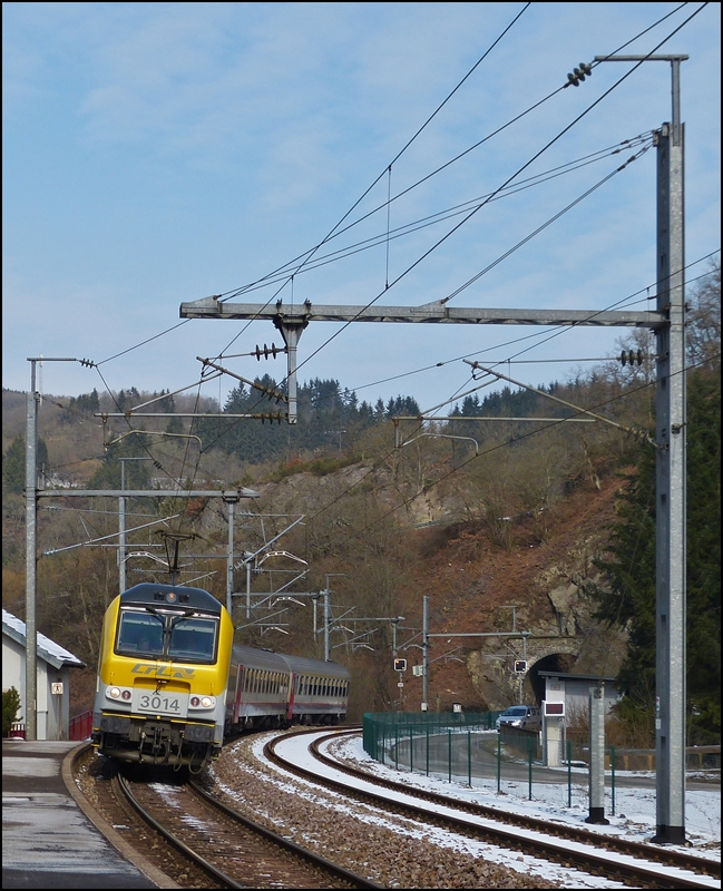 Der IR 113 Liers - Luxembourg hat am 15.03.2013 den Tunnel Kirchberg verlassen und fhrt in den Bahnhof von Kautenbach ein. (Jeanny)
