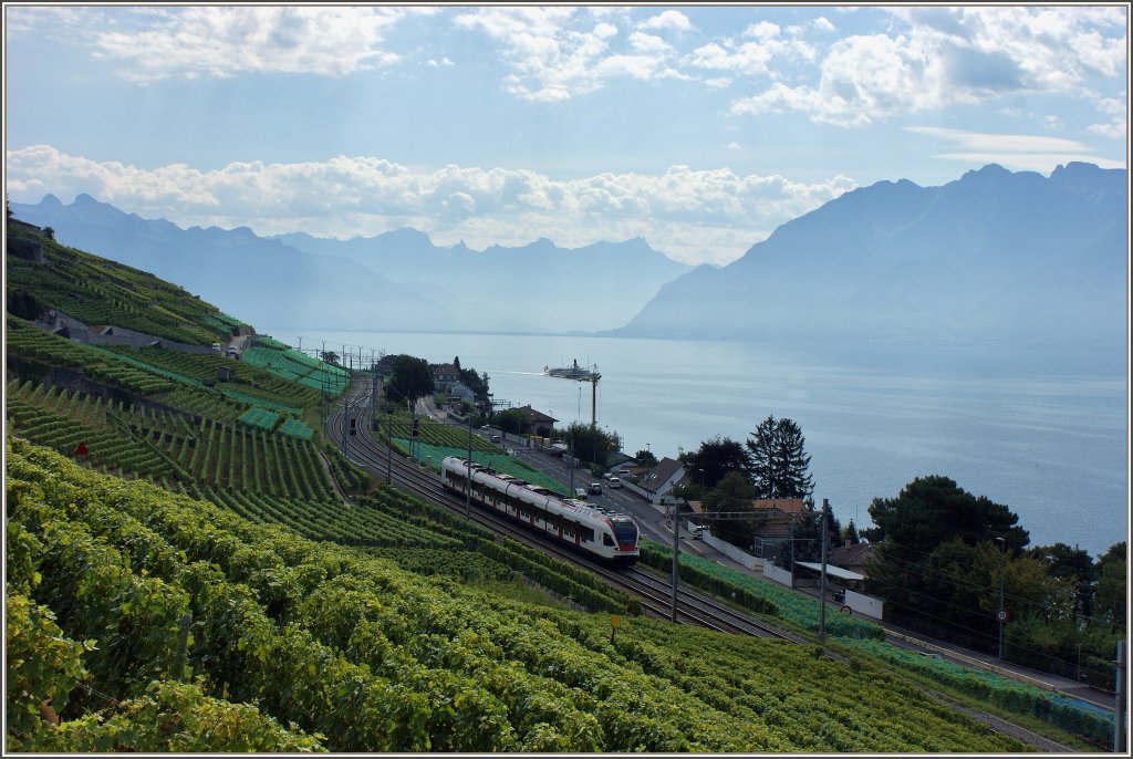 Der Kran verhinderte das perfekte Bild: Whrend die  La Suisse  auf dem Wasser in Richtung Lausanne unterwegs war, kam ein Flirt der in die gleiche Richtung fuhr...
(29.08.2012)