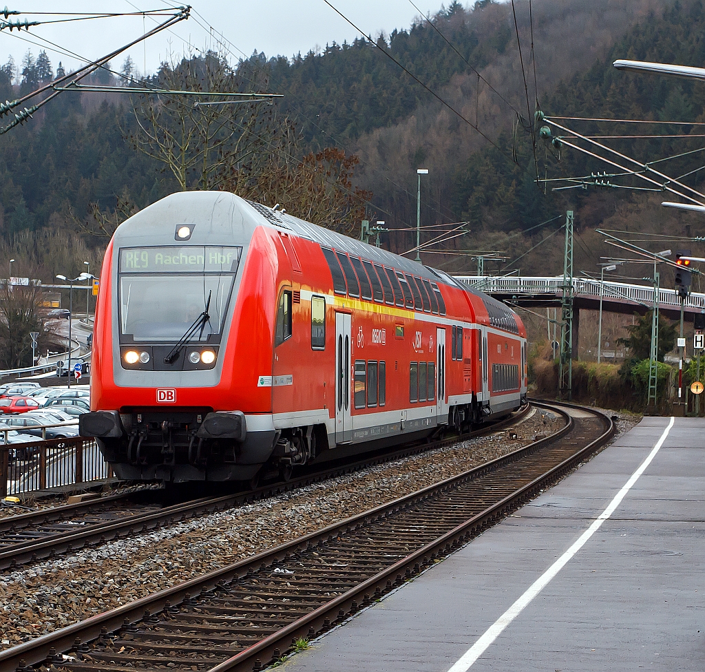 Der RE 9  (Rhein-Sieg-Express) Siegen-Kln-Aachen, kommt mit Doppelstockwagen-Steuerwagen Bauart DB pza 4.Gen. voraus von Siegen, hier am 17.12.2011 in Betzdorf/Sieg.