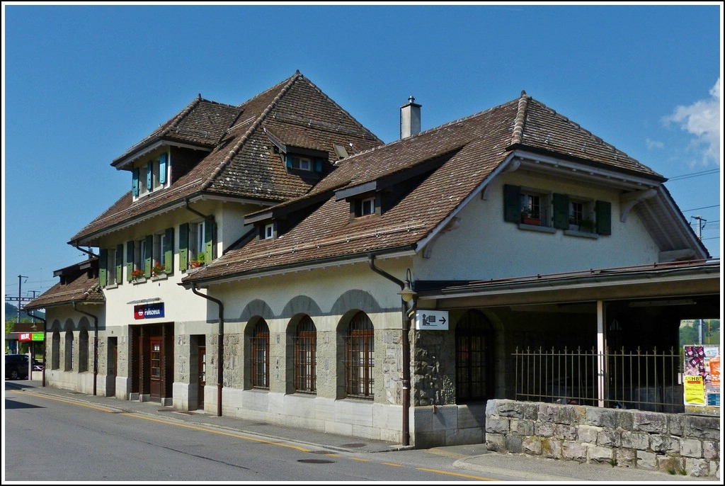 Der schmucke Bahnhof von Palzieux von der Strae gesehen am 28.05.2012. (Hans)