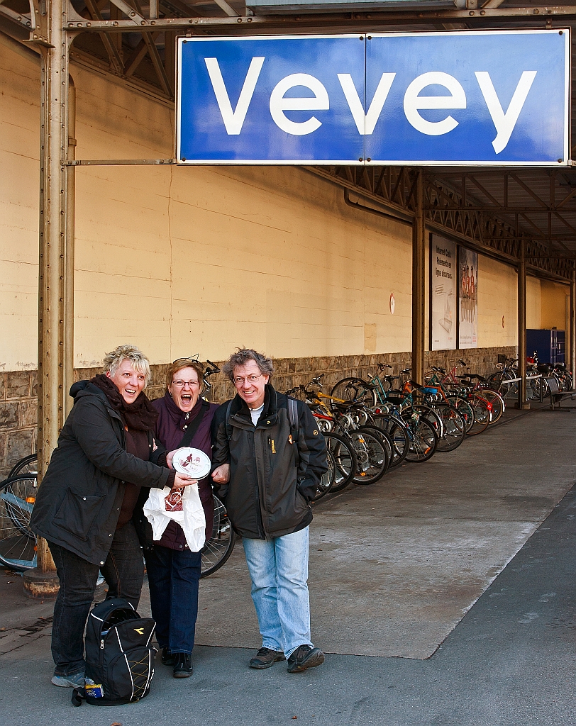 Der schwere Abschied wird uns verssst, Danke.
Am 26.02.2012 in Vevey am Bahnsteig, v.l. Margaretha, Christine und Stefan.