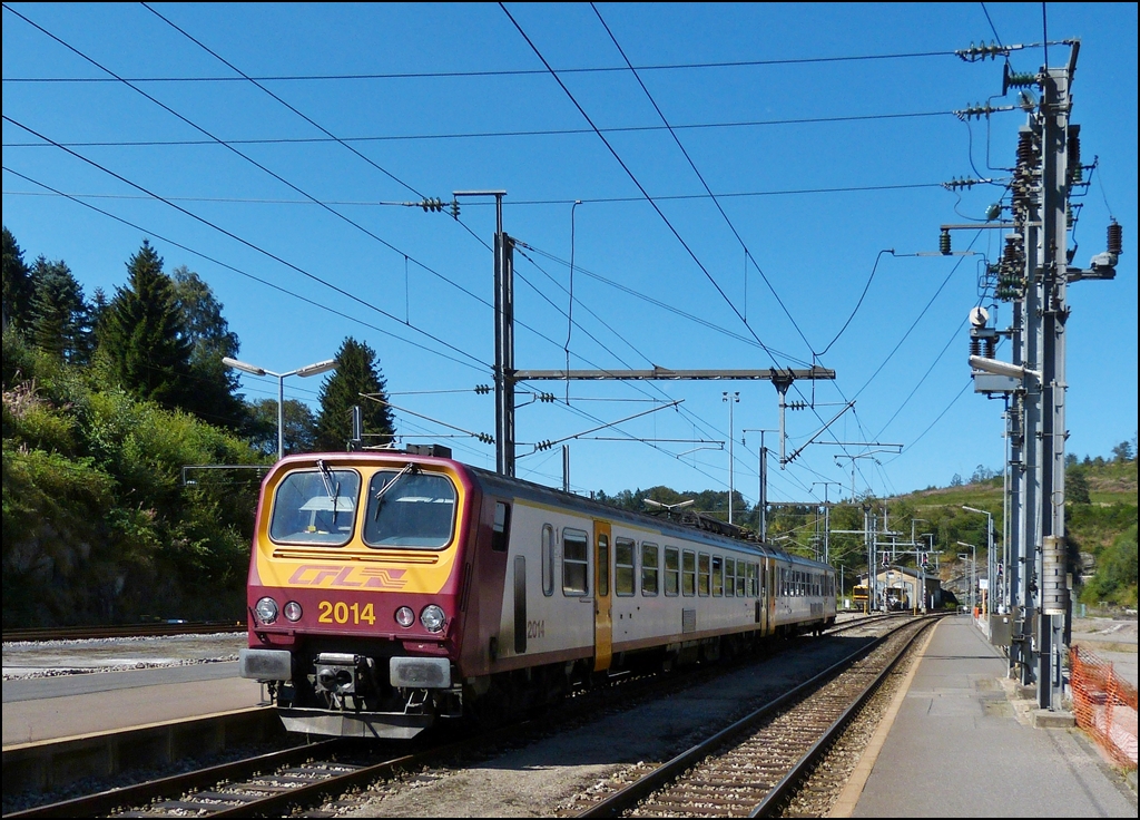 Der Triebzug Z 2004 war am 07.09.2012 im Bahnhof von Troisvierges abgestellt. Da dieser Bahnhof der letzte auf luxemburgischem Gebiet ist, gibt es hier etwas mehr an elektrischer Infrastuktur zu sehen. 07.09.2012 (Hans)