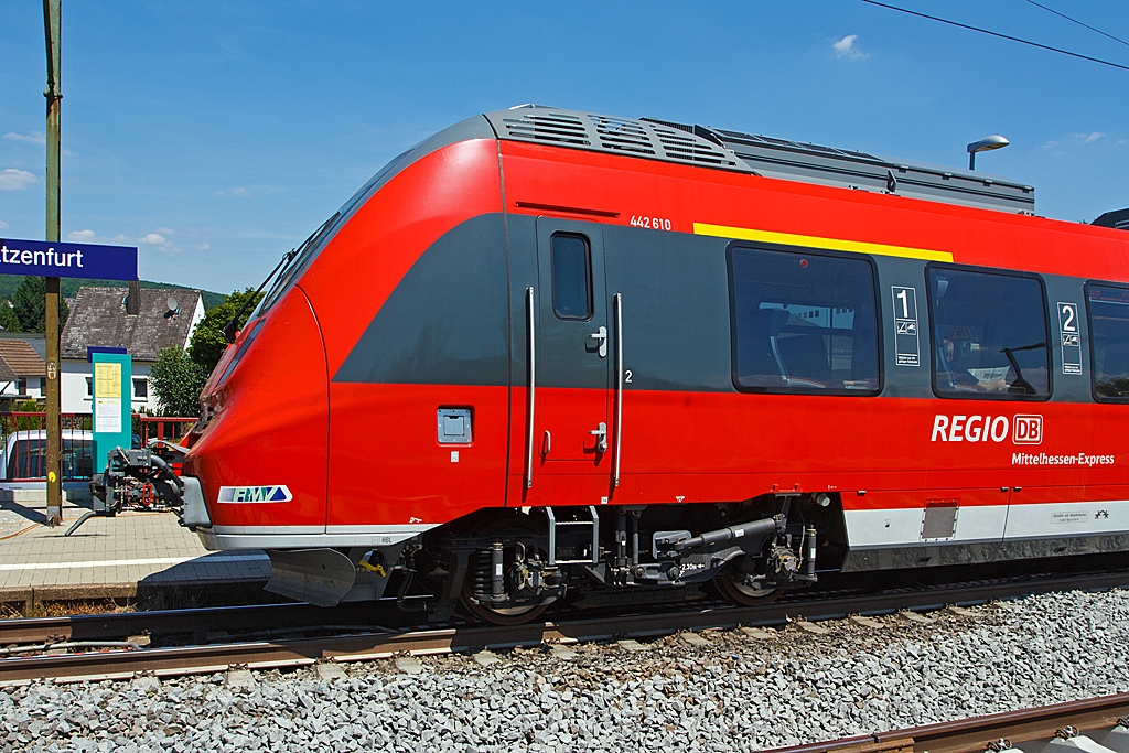 Detail von 442 610 ein dreiteiliger Bombardier Talent 2 am 22.07.2013 im Haltepunkt Katzenfurt.