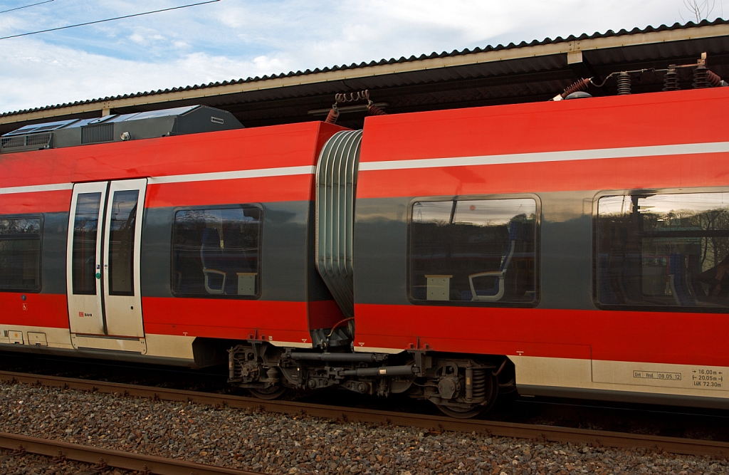Detail Talent 2 (442 259) der Verbindung zwischen Mittelwagen  443 ... und dem Endwagen 442 259, von dem rsx – Rhein-Sieg-Express (RE 9) am 29.12.2012 im Bahnhof Betzdorf/Sieg. 