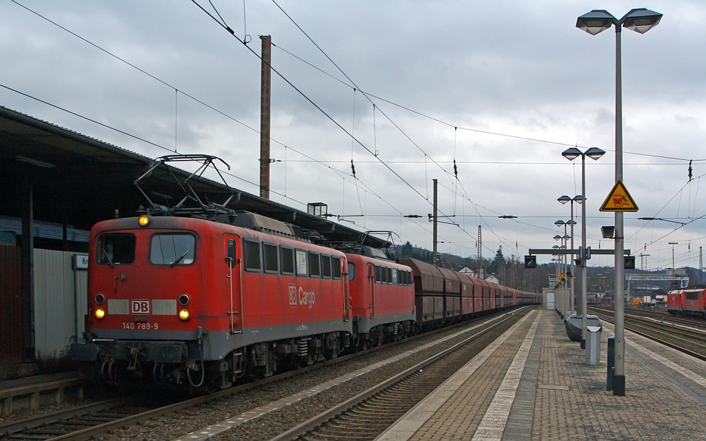 Die 140 789-9 und eine weitere 140er der DB Schenker Rail in Doppeltraktion mit CIL 48700 von Grokrotzenburg nach Rotterdam Maasvlakte Oost ein leerer Kohlenzug (Selbsentladewagen), hier durchfhrt er am 28.12.2012 den Bahnhof Kreuztal. Er fhrt auf der KBS 440 Ruhr-Sieg-Strecke in Richtung Hagen. 