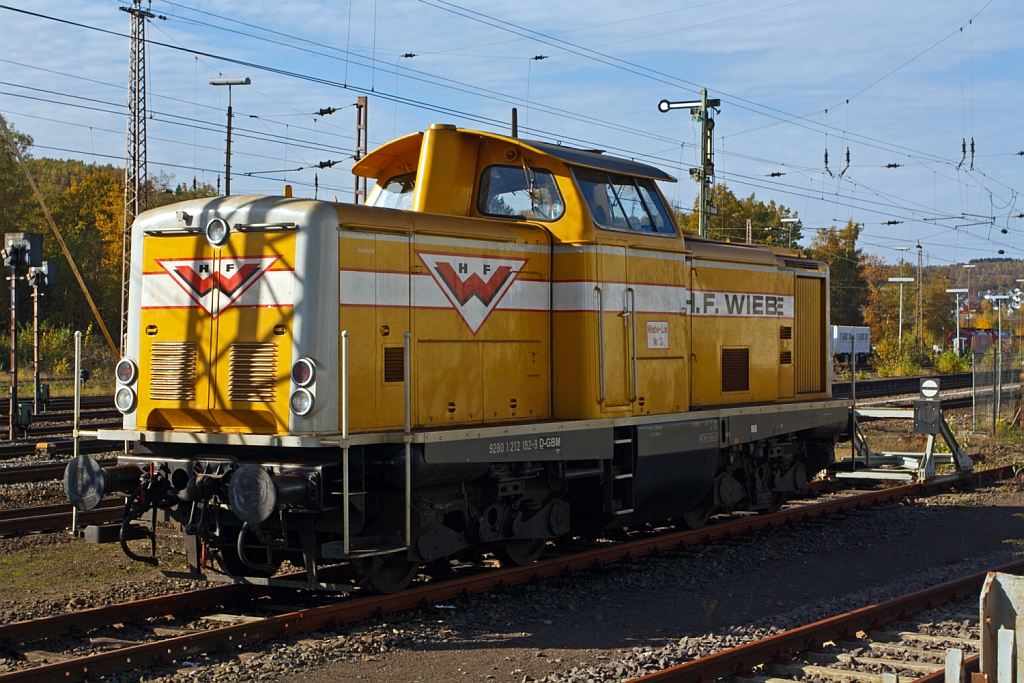 Die 212 192-9, H.F. Wiebe Lok Nr. 3   Achim  (ex DB V 100 2192), abgestellt am 21.10.2012 in Kreuztal. Die V 100.20 wurde 1964 unter der Fabriknummer 13668 von Jung, Jungenthal bei Kirchen a.d. Sieg gebaut und als V 100 2192 an die DB ausgeiefert, 1968 erfolgte die Umzeichnung in 212 192-9, die Ausmusterung bei der DB erfolgte 1993 und ging dann 1994 an H.F. Wiebe. Die Baureihe V 100.20 bzw. 212 ist eine leistungsstrkere Variante der V 100, sie war fr den Haupt- und Steilstreckendienst vorgesehen. Die Hchstgeschwindigkeit betrgt 100 km/h, die Motorleistung betrgt 993 kW (1.350 PS). 