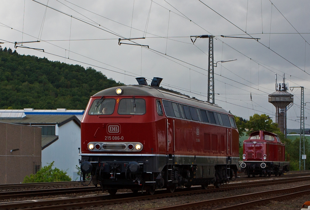 Die 215 086-0 (alias 225 086-8) der RE - Rheinische Eisenbahn durchfhrt am 08.07.2012 in Siegen (Kaan-Marienborn) in Richtung Haiger.

Die V 160  wurde 1971 bei MaK unter der Fabriknummer 2000091 und an die DB ausgeliefert, die Ausmusterung bei der DB erfolgte 2011.
Hinten steht die V100 2299 ex DB 212 299-2 der VEB (Vulkan-Eifel-Bahn). 