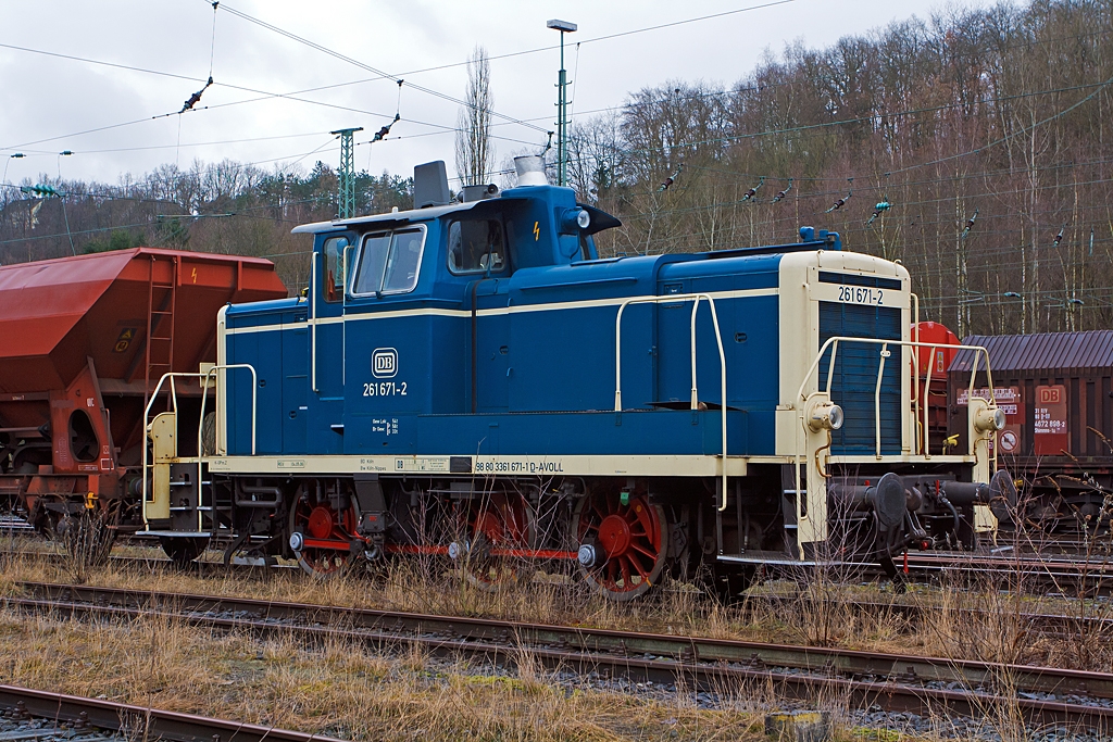 Die 261 671-2 der Aggerbahn (Andreas Voll e.K., Wiehl), ex DB V 60 671, abgestellt am 09.03.2013 in Betzdorf/Sieg.
Die V60 wurde 1959 von MaK unter der Fabriknummer 600260 als V 60 671 gebaut, 1968 erfolgte die Umbezeichnung in 261 671-2, 1984 erfolgte schon die Ausmusterung bei der DB.