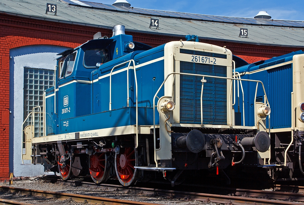 Die 261 671-2 (ex DB V60 671) der Aggerbahn (Andreas Voll e.K., Wiehl) ausgestellt beim Lokschuppenfest am 18.08.2012 im Sdwestflische Eisenbahnmuseum in Siegen. Die V60 wurde 1959 von MaK unter der Fabriknummer 600260 als V 60 671 gebaut, 1968 erfolgte die Umbezeichnung in 261 671-2, 1984 erfolgte schon die Ausmusterung bei der DB.
Die Lok hat die NVR-Nummer 98 80 3361 671-1 D-AVOLL.

Die dieselhydraulische Lokomotive ist fr den leichten und mittleren Rangierdienst sowie den bergabezugdienst und bei Doppeltraktion auch fr den schweren Rangierdienst vorgesehen. Sie hat ein hydraulisches Getriebe und Stangenantrieb. Bei der Konstruktion wurde Wert auf gute Zugnglichkeit und leichte Tauschbarkeit aller dem Verschlei ausgesetzten Teile gelegt. Alle Groteile wie Motor, Getriebe, Khlanlage, Luftpresser und elektrische Hilfsmaschinen knnen jeweils fr sich allein ein- und ausgebaut werden.

In den 50er Jahren schlossen sich 8 Firmen in der Arbeitsgemeinschaft  Agm V 60  mit dem DB-Zentralamt Mnchen zusammen, es wurden insgesamt 942 Loks gebaut. Dabei gab es zwei unterschiedlich schweren Ausfhrungen: 623 Loks mit 48 t Dienstgewicht (BR 260/360) und als schwerere Variante 319 Loks mit verstrkten Rahmen- und Stirnwandblechen mit 54 t Dienstgewicht (BR 261/361), diese Lok ist eine der schweren Ausfhrung. 
Bezeichnet wurden die Loks anfangs alle als V60, wobei nicht auf eine Unterscheidung zwischen leichter und schwerer Ausfhrung geachtet wurde. Mit Einfhrung des EDV-Nummernschemas bei der DB im Jahr 1968 wurden die leichten Loks als BR 260 eingereiht, die schwere Ausfhrung erhielt die BR 261

Die V 60 ist eine Starrrahmenlok, Achsanordnung C, mit seitenverschieblicher Mittelachse, wobei die Achsen mittels Kuppelstangen von einer Blindwelle angetrieben werden.

Diese Lok hat einen gedrosselten Maybach 4-Takt-12-Zylindermotors mit 48 Liter Hubraum vom Typ GTO6A mit einer Leistung von 478 kW (650 PS) bei 1.400 U/min (ungedrosselt 588 kW bzw. 800 PS). 
Die Leistung des Dieselmotors wird ber eine Schwingmetallkupplung und eine Gelenkwelle auf das hydrodynamisch Voith-Getriebe L27zuB bertragen. Das Voith-Getriebe ist mit einem mechanischen Stufen- und Wendegetriebe zu einem Block zusammengeflanscht. Die Kraftbertragung erfolgt ber eine zwischen dem 2. und 3. Radsatz liegenden Blindwelle, Blindwellenkurbeln an den beiden Blindwellenenden und Kuppelstangen auf die Rder der Lok. 
Weitere Technische Daten: Das Dienstgewicht betrgt 54 t, die Hchstgeschwindigkeit betrgt im Rangiergang 30 km/h und im Streckengang 60 km/h, der Raddurchmesser betrgt 1.250 mm (abgenutzt min. 1.180 mm), Kleinster befahrbarer Krmmungsradius 100m, die Lnge ber Puffer ist 10.450 mm und der Gesamtachsabstand betrgt 4.400 mm.
