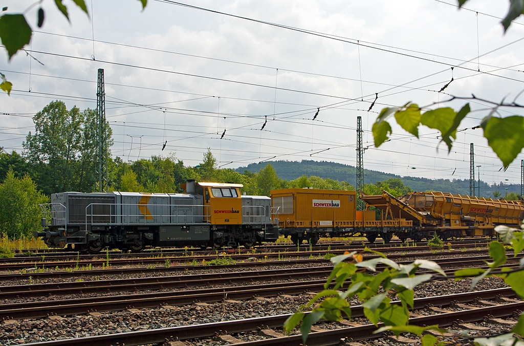 Die 277 031-1 (MaK G 1700 BB-2) der Schweerbau (bzw. eingestellt bei LDS) mit einem Zug von Materialfrder- und Siloeinheiten MFS 100, der Schweerbau, hier abgestellt am 13.07.2013 in Betzdorf/Sieg. 
Die MaK G 1700-2 BB wurde 2011 unter der Fabriknummer 5001870  bei Vossloh in Kiel gebaut, sie hat die komplette NVR-Nr. 92 80 1277 031-1 D-LDS (eingestellt bei LDS).