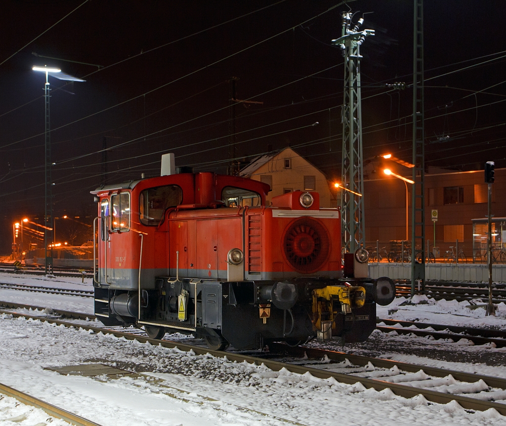 Die 335 152-5 der DB Schenker Rail Deutschland AG (ex DB 333 152-7) abgestellt am 08.12.2012 im Bahnhof Offenburg. 

Die Kf III wurde 1974 von O&K unter der Fabriknummer 26461 gebaut und als 333 152-7 an die DB geliefert, 1988 erfolgte der Umbau d.h. die Ausrstung mit Funkfernsteuerung und somit die Umbezeichung in 335 152-5 die sie bis heute trgt.

Sie hat einen RHS 518A MWM-Motor mit einer Dauerleistung von 177 kW (240 PS) und eine Hchstgeschwindigkeit von 45 km/h. Die Kraftbertragung erfolgt (wie bei allen BR333 und 335) vom Motor ber das hydraulische Wendegetriebe, ber Gelenkwelle und zustzliche Achsgetriebe.
Die Kraftbertragung  ber Gelenkwelle ist eine Weiterentwicklung Gmeinder aus dem Jahre 1965. 
Das ist auch der wesentliche Unterschied zu den BR 331 und 332, hier erfolgt die Kraftbertragung ber Kette.