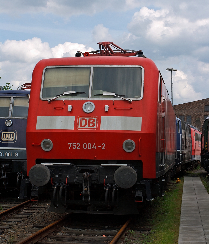 Die 752 004-2 ex 120 004-7 am 18.07.2012 im DB Museum Koblenz. Diese Vorserienlokomotive der Baureihe 120.0 wurde 1979 bei Henschel unter der Fabriknummer 32018 gebaut. Die fnf Vorserien-Lokomotiven der BR 120 wurden immer wieder zusammen mit den anderen 120ern im Plandienst eingesetzt, die meiste Zeit ber dienten sie jedoch als Bahndienstfahrzeuge (Baureihe 752) oder als Erprobungstrger fr neue Technologien. 
Bei der Entwicklung der Baureihe 101 zog ABB Henschel die 120 004 und 005 zu Hilfe. Die 120 004-7 erhielt neue Stromrichter und eine neue Bordelektronik, darber hinaus auch vom ICE adaptierte Drehgestelle, Scheibenbremsen, den integrierten Gesamtantrieb (IGA) sowie einen biologisch abbaubaren Polyol-Ester als Khlmittel fr den Haupttransformator. 
Die Lok legte (wie auch 120 005) in dieser Konfiguration groe Strecken im planmigen IC-Dienst strungsfrei zurck. 120 004-7 kann aufgrund der aufwndigen Umbauten als Prototyp der Baureihe 101 angesehen werden. 