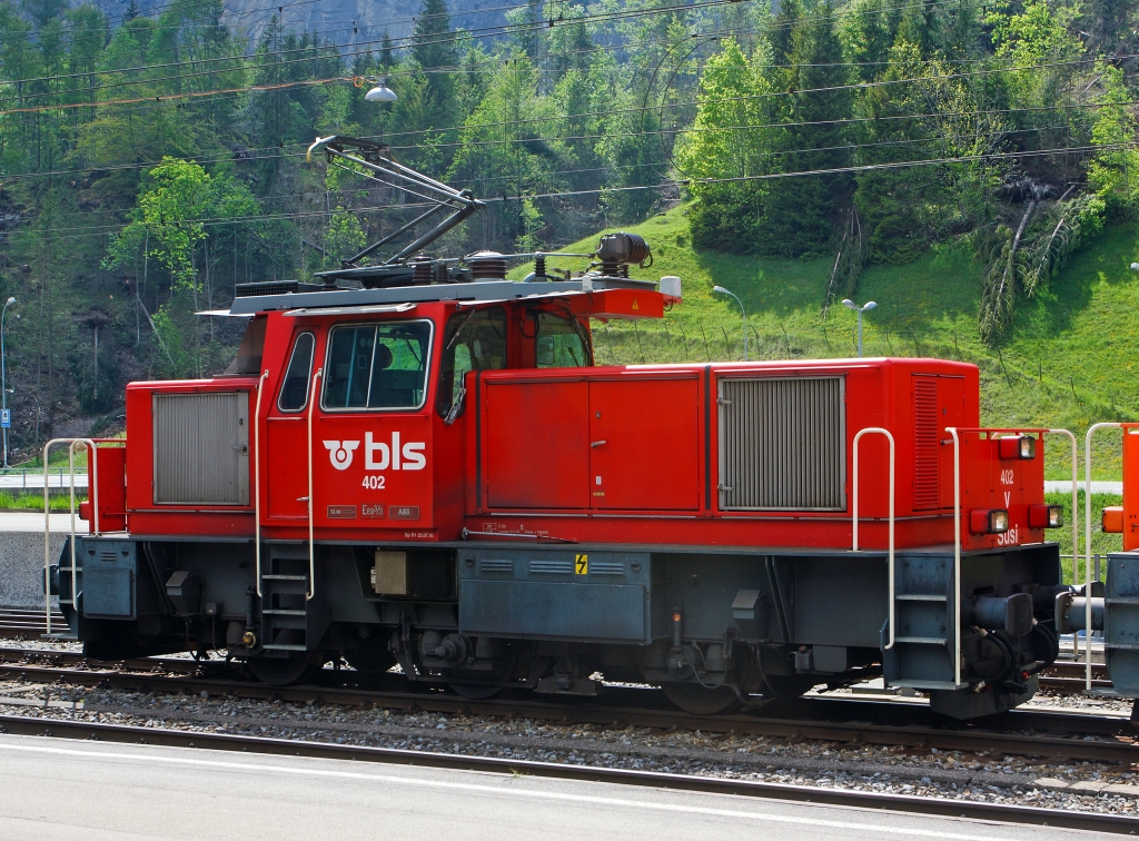 Die BLS Eea 935 402  Sussi  (ex GBS Eea 3/3 Nr. 402 (Grbetal-Bern-Schwarzenburg-Bahn)) am 28.05.2012 in Kandersteg. Die Eea 3/3 wurde 1991 bei SLM gebaut, der elektrsche Teil ist von ABB. Als Besonderheit zur Ee 3/3 ist ein zweiter Antriebsstrang ist eingebaut mittels Traktionsbatterie, so das sie Anschlugleise ohne Fahrdraht bedienen kann.