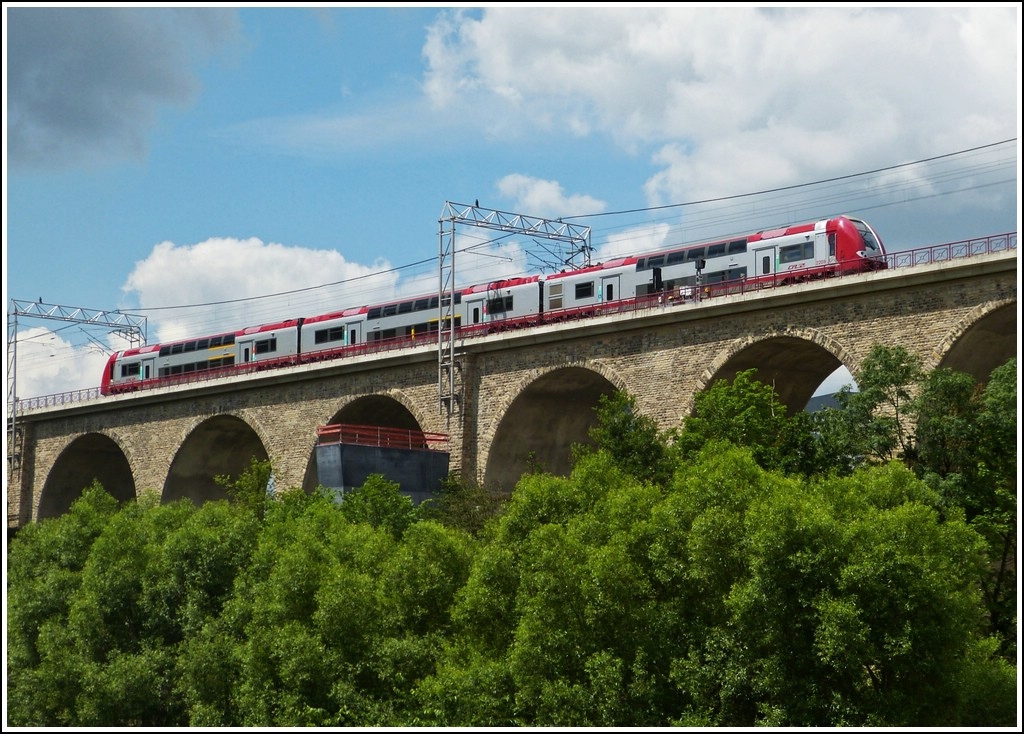 Die Computermaus 2209 hat soeben den Bahnhof von Luxemburg verlassen und fhrt als RB 3212 in Richtung Wiltz ber den Pulvermhle Viadukt. Dieser Viadukt, auch Bisserweg Viadukt genannt, hat eine Lnge von 242 Meter und 13 Bgen von 15 Meter Durchmesser und wird zur Zeit von 2 auf 4 Gleise ausbebaut. In der Mitte des Bildes ist schon einer der neuen Pfleiler zu sehen, 03.07.2012 (Jeanny)