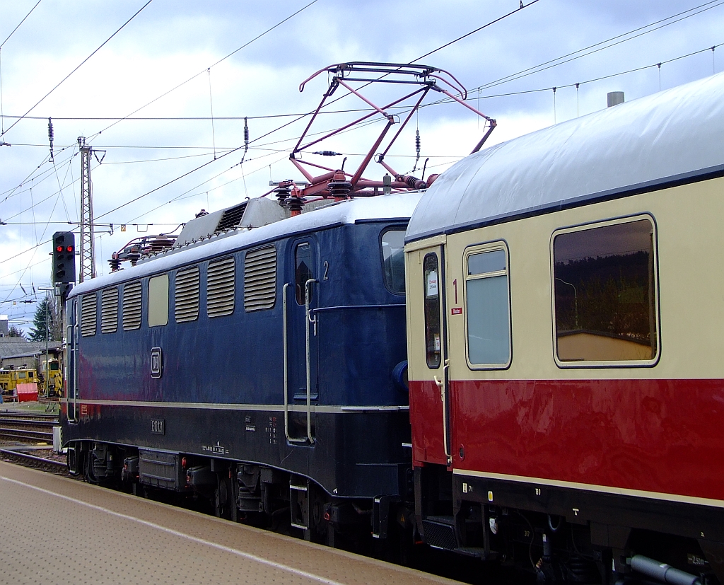 Die E10 121 (ex 110 121-1) am 03.04.2010 im Hbf Trier. Die E10 121 wurde 1957 bei der Firma Henschel in Kassel unter der Fabriknummer 29101 gebaut. 1968 erfolgte die Umnummerierung in 110 121-1.  Im Jahr 2003 wurde die Lok in den Bestand des DB Museums bernommen.
