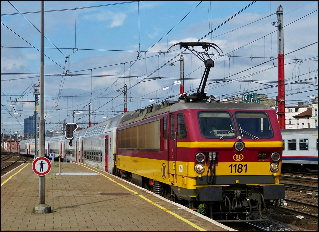 Die HLE 1181 erreicht mit einen P (Heure de Pointe) Zug (Verstkungszug), bestehend aus M 5 Wagen, den Bahnhof Bruxelles Midi. 22.06.2012 (Jeanny)