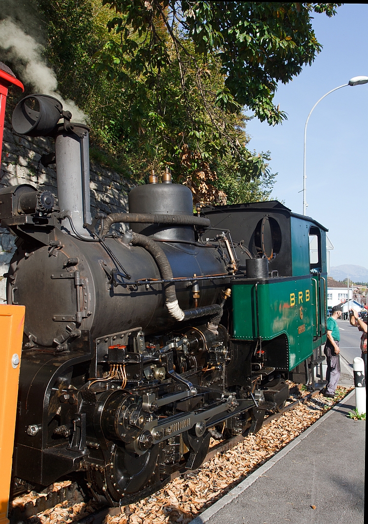 Die Kohle befeuerte BRB 6 steht am 30.09.2011 auf den letzten Metern Gleis am BRB Bahnhof Brienz. Die H 2/3 Baujahr 1933 (2. Generation) wurde unter der Fabrik-Nr. 3567 bei der Schweizerische Lokomotiv- und Maschinenfabrik (SLM), Winterthur gebaut.