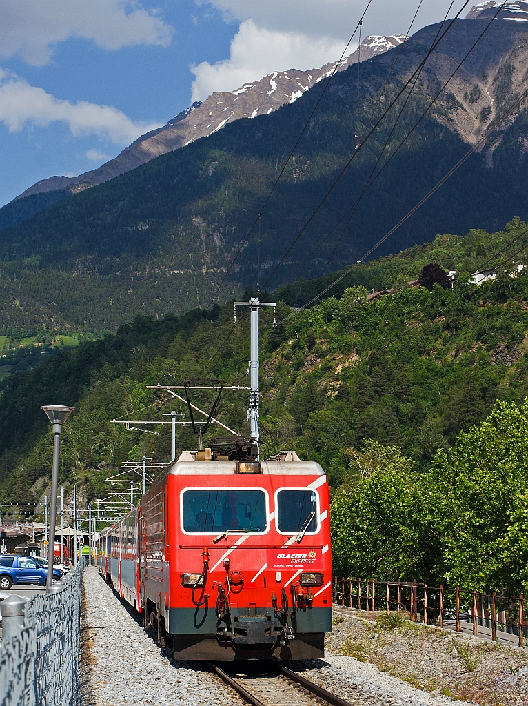 Die MGB HGe 4/4 II - 104 Furka (ex SBB 1951) kommt mit Glacier Express 911 aus Richtung Fiesch und fhrt in den Bahnhof (-vorplatz) Brig ein. Den Ksten der Lokomotive SBB 1951 und 1952 wurden mit neuen Drehgestellen (System Abt) und Transformatoren (11 kV) zu FO 104 und 105 eingebaut. Die HGe 4/4 II ist eine schmalspurige gemischte Zahnrad- und Adhsions-Lokomotive.