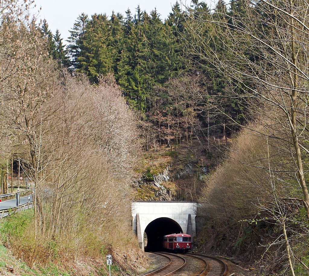 Die OEF (Oberhessische Eisenbahnfreunde) mit dem Schienenbus am 14.04.2012 auf Sonderfahrt an Dill, Heller und Sieg. Hier auf der Rckfahrt von Daaden, auf der Daadetalbahn (KBS 463) kurz hinter dem Alsdorfer Tunnel. Das linke Gleis ist die Hellertalbahn (KBS 462). Die Garnitur besteht aus (von vorne nach hinten):  996 677-9 (Steuerwagen), 996 310-9 (Beiwagen) und Triebwagen VT 98 9829 (ex DB 798 829-8).