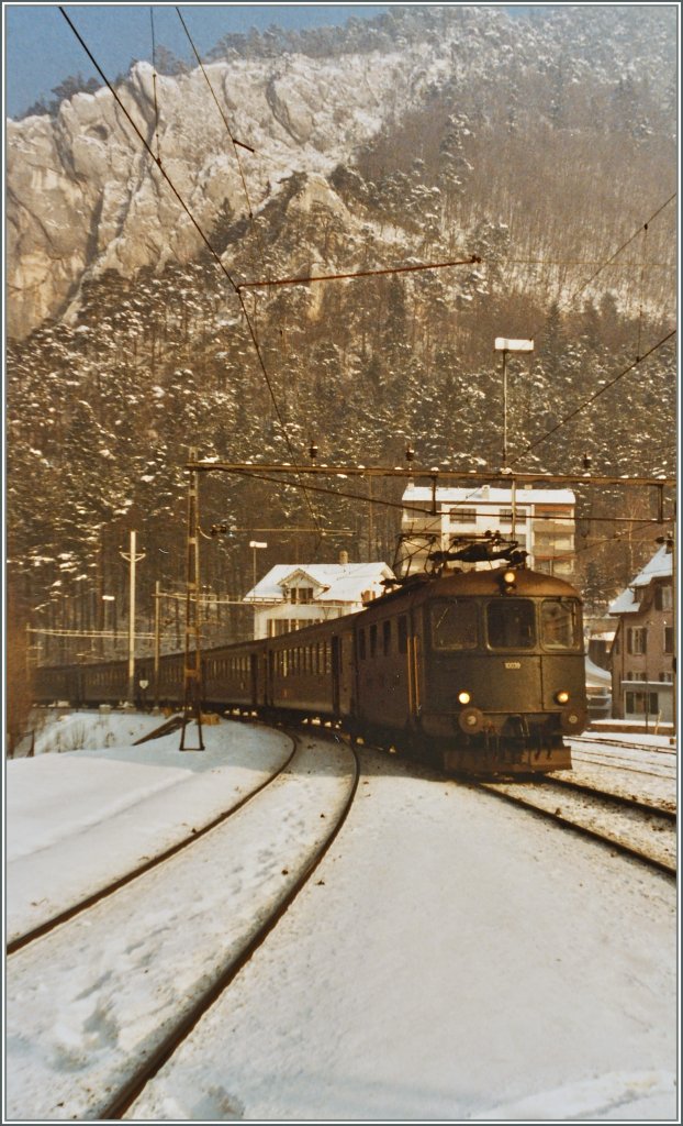 Die Re 4/4 I 10039 verlsst mit ihrem Schnellzug die Klus von Moutier und erreicht den Bahnhof Moutier.
17. Jan. 1985