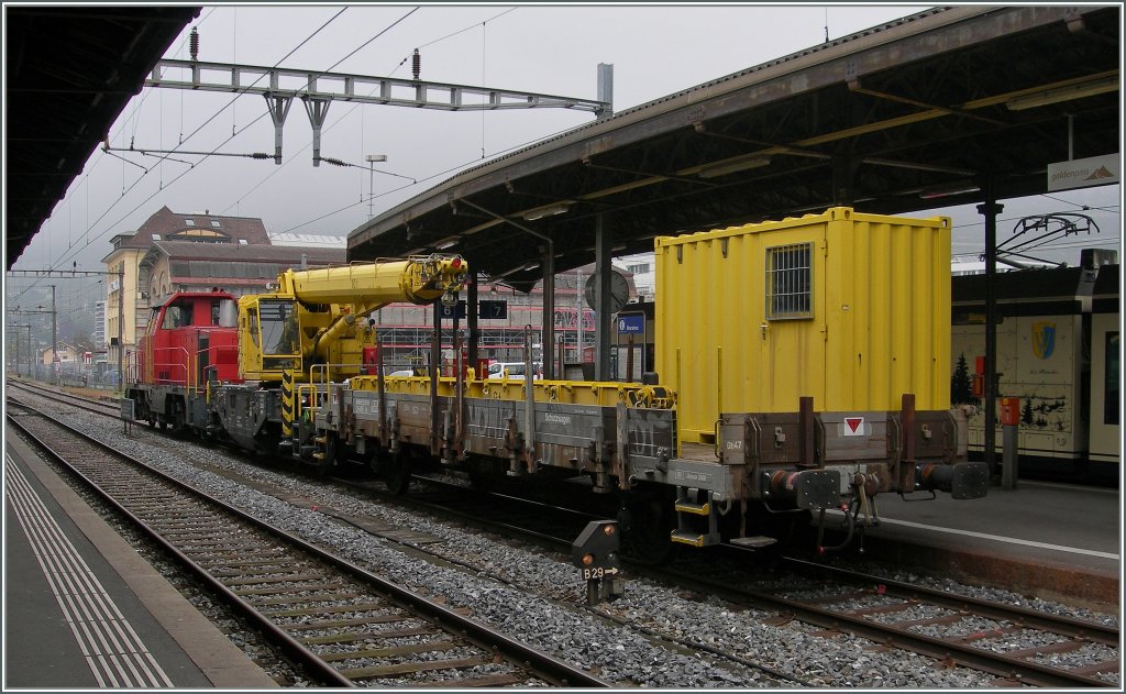 Die SBB Am 841 010-2 mit dem KIROW Kranwagen XTmass 99 85 92 19 010-7 in Vevey. Vevey, den 30 April 2013