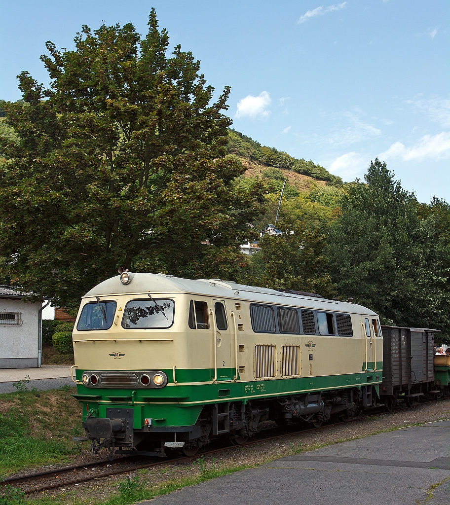 Die schmalspur (1000mm) Diesellok D5 (ex FEVE 1405) der Brohltalbahn steht am 18.08.2011 im Bf Niederzissen, hier ist Zwischenhalt auf der Bergfahrt. Die Lok wurde 1966 unter der Fabriknummer 31004 B'B' 1966 Henschel  gebaut. Sie hat eine Leistung von 1200 PS und eine Bauart B-B. Im Jahr 1998 kam die Lok von Spanien ins Brohltal.