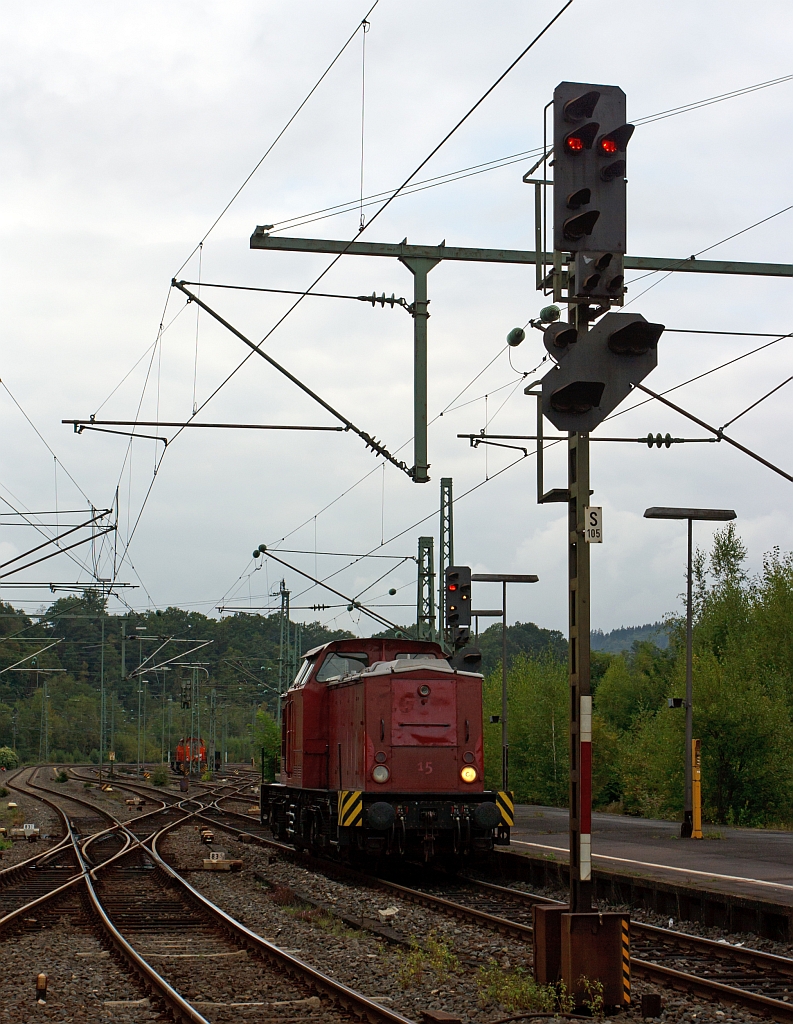Die V 100.05 (202 726-6) der HGB (Hessische Gterbahn GmbH, Buseck) ex DR 110 726-7 ex DB 202 726-6 bei Rangierfaht am 15.09.2012 in Betzdorf/Sieg. 
Hier hat sie gerade Sh 1 und das Haltegebot fr Rangierfahrten ist aufgehoben. Bei diesem Hauptsignal mit zwei roten Lichtern verlischt beim Aufleuchten des Signals Sh 1 ein rotes Licht. 
Die V 100.1 wurde 1974 von LEW (VEB Lokomotivbau Elektrotechnische Werke „Hans Beimler“ Hennigsdorf) unter der Fabriknummer 14427 gebaut und an die DR als 110 726-7 ausgeliefert. Der Umbau in 112 726-5 erfolgte 1989, eine Umzeichnung in 202 726-6 erfolgte 1992 und 1994 ging sie dann mit in die DB ber. Die z-Stellung und Ausmusterung bei der DB erfolgten im Jahr 2000. 