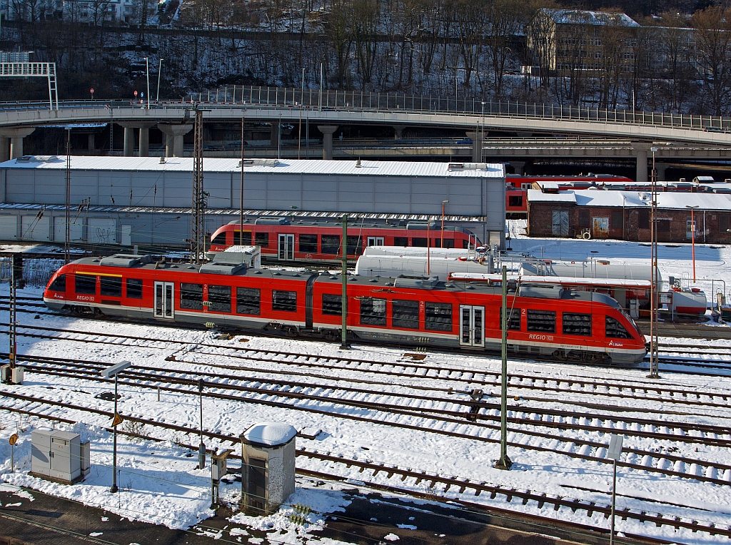 Dieseltriebwagen 648 201 / 701 (Alstom Coradia LINT 41) der DreiLnderBahn rangiert am 10.02.2013 beim Hbf Siegen.
Dahinter etwas verdeckt ein abgestellter LINT 27.
Der LINT (Leichter Innovativer Nahverkehrstriebwagen) war eine Entwicklung von Linke-Hofmann-Busch (LHB) in Salzgitter. Diese wurde 1994/1995 vom franzsischen GEC-Alstom-Konzern bernommen, wo der LINT innerhalb der CORADIA-Familie vermarktet wird, wobei sie immer noch in Salzgitter gebaut werden.
