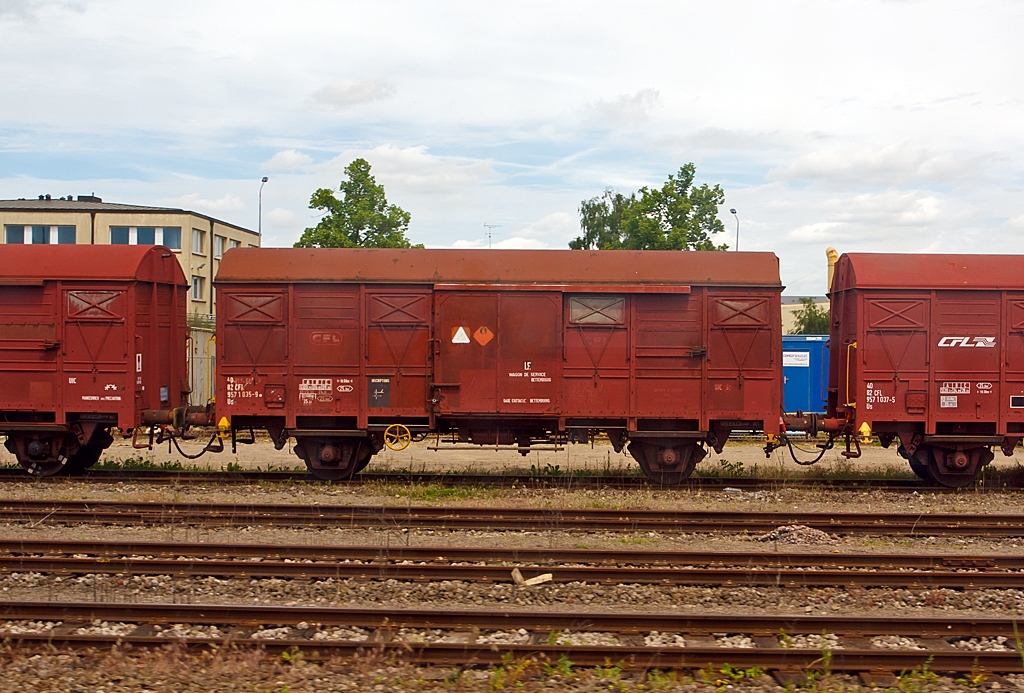 Dieser CFL Gedeckter Gterwagen der Gattung Us (40 82 9571 035-9) als Bahndienstwagen (ehem. Der Gattung Gs), abgestellt am 16.06.2013 beim Bahnhof Luxemburg. Aufgenommen aus dem Zug, bei der Fahrt mit der Linie 70.