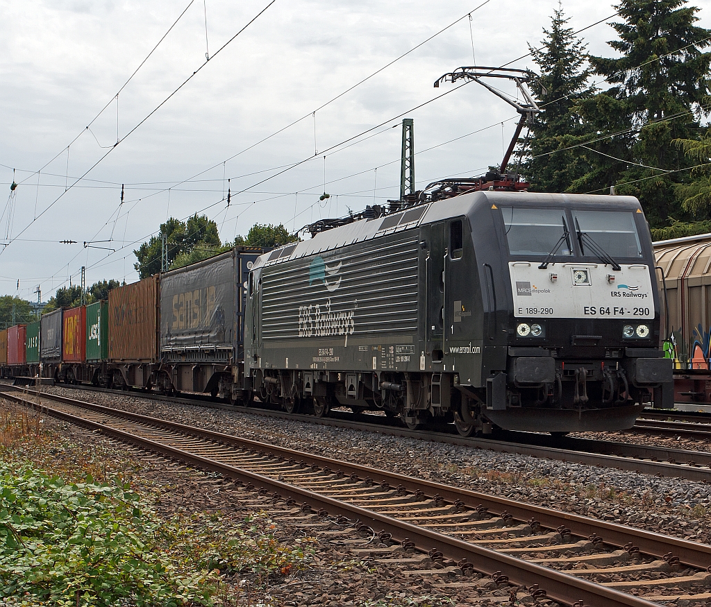E 189 290 (ES 64 F4 - 290) der ERS Railways mit einem Containerzug fhrt am 11.08.2011, auf der rechten Rheinstrecke, bei Unkel in Richtung Norden. Die Lok ist eine MRCE-Dispolok.