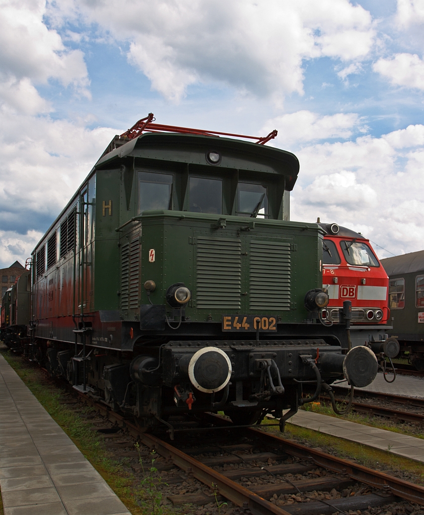 E44 002  / 144 002-3 am 18.07.2012 im DB Museum Koblenz. Die Elektrolokomotiven der Baureihe E 44 (ab 1968 Baureihe 144 bei der DB bzw. ab 1970 Baureihe 244 bei der DR) wurden ab 1933 von der Deutschen Reichsbahn-Gesellschaft (DR) in Dienst gestellt, nachdem bereits ein Jahr zuvor eine Vorserienlok (E 44 001) von Krauss-Maffei und den Siemens-Schuckertwerken (SSW, elektrischer Teil) entwickelt und durch die DR erprobt wurde. Diese Lok wurde 1933 bei Henschel unter der Fabriknummer  22132 gebaut. Die Höchstgeschwindigkeit beträgt  90 km/h, die Stundenleistung 2.200 kW bei 76 km/h und das Dienstgewicht 78 t.
