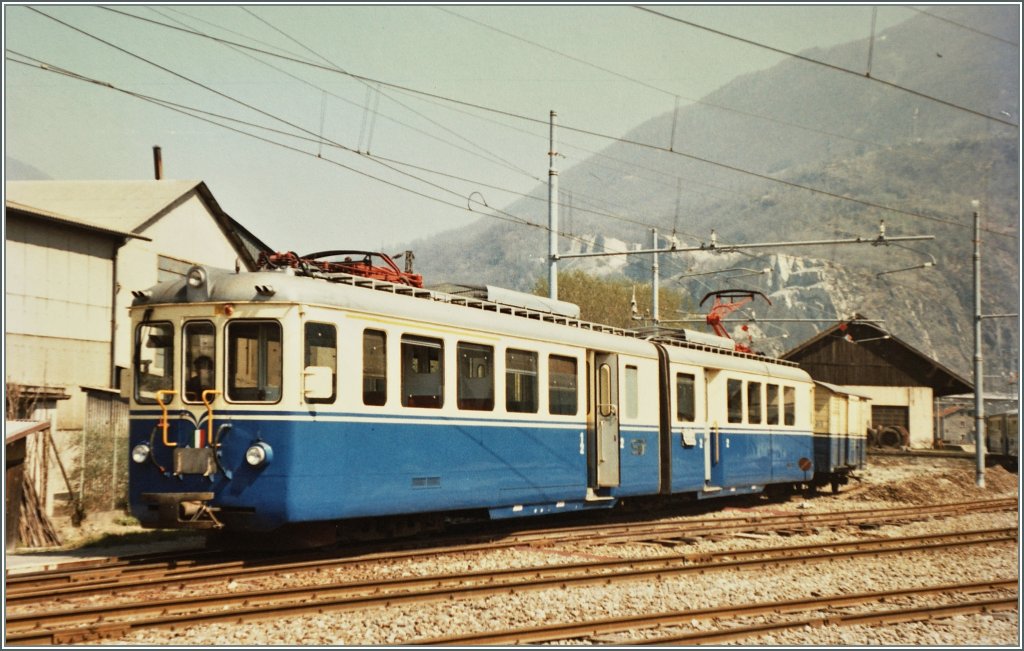 Ein augenscheinlich frisch gestrichener SSiF Triebwagen im SSiF Betriebsbahnhof von Domodossola 1987.  