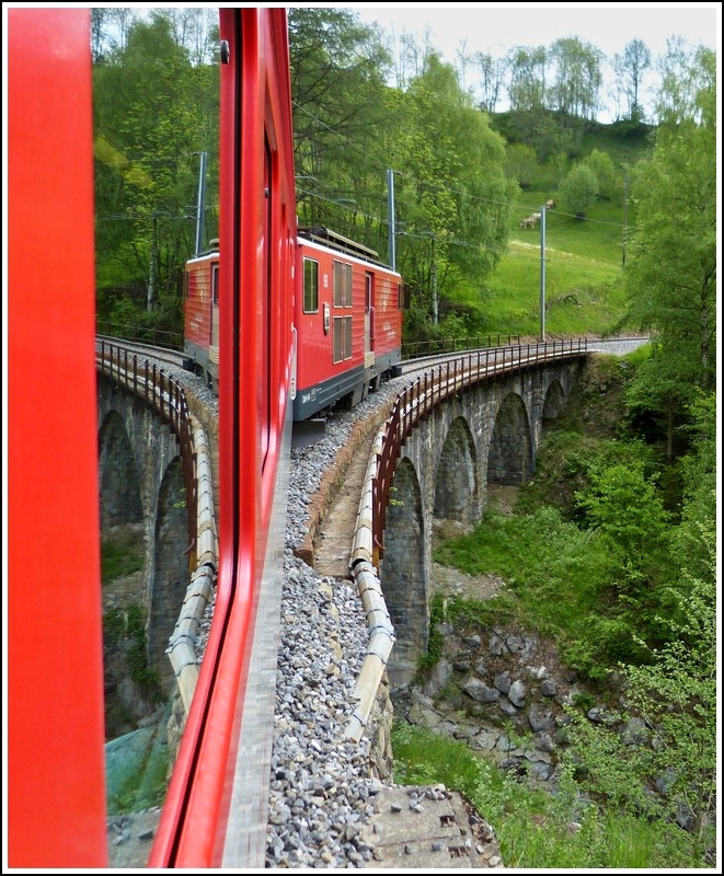 Ein Aus-dem-Zug-Bild, bei dem mir die Spiegeluung besser gelungen ist. Ein MGB Regio unterwegs am 23.05.2012 zwischen Lax und Fiesch. (Jeanny)