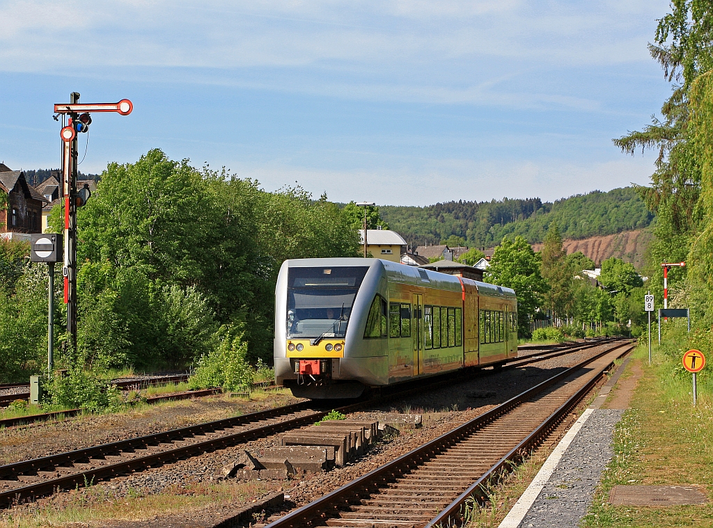 Ein GTW 2/6 der Hellertalbahn kurz vor der Einfahrt in den Bahnhof Herdorf am 08.05.2011, er kommt von Betzdorf.